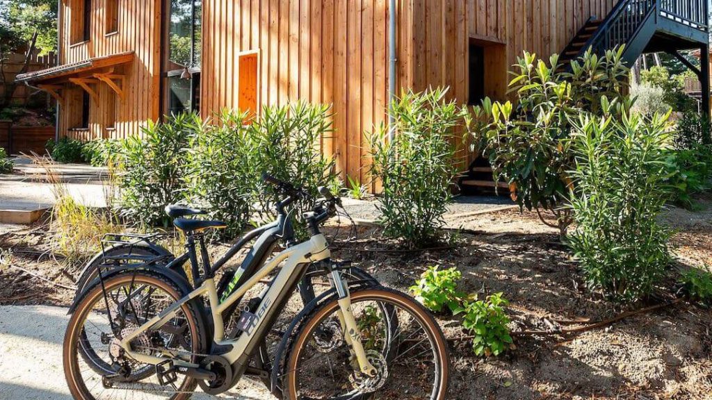 bicyclette à l'extérieur d'une villa écologique