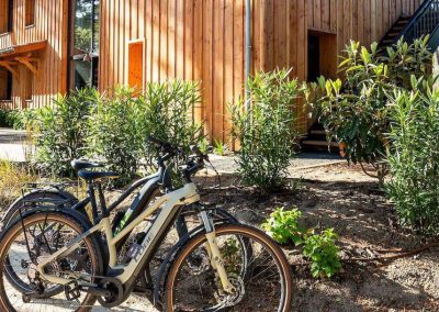 bicyclette à l'extérieur d'une villa écologique