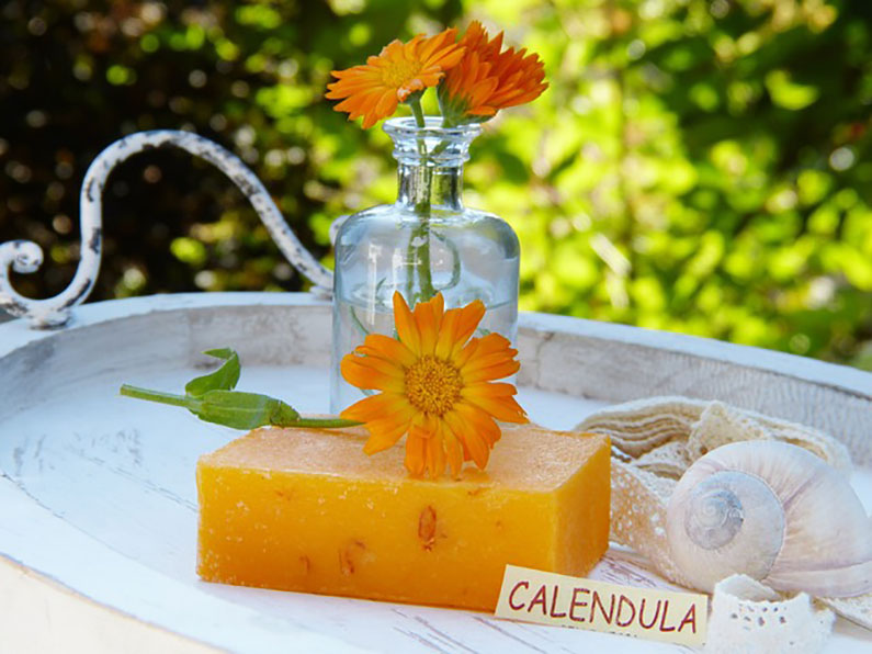 savon au calendula fait à la main avec des fleurs de calendula