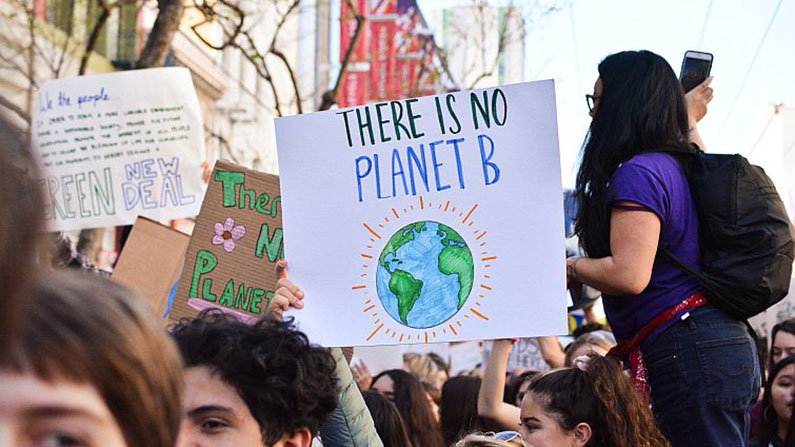 militants pour le développement durable lors d'une marche avec des banderoles