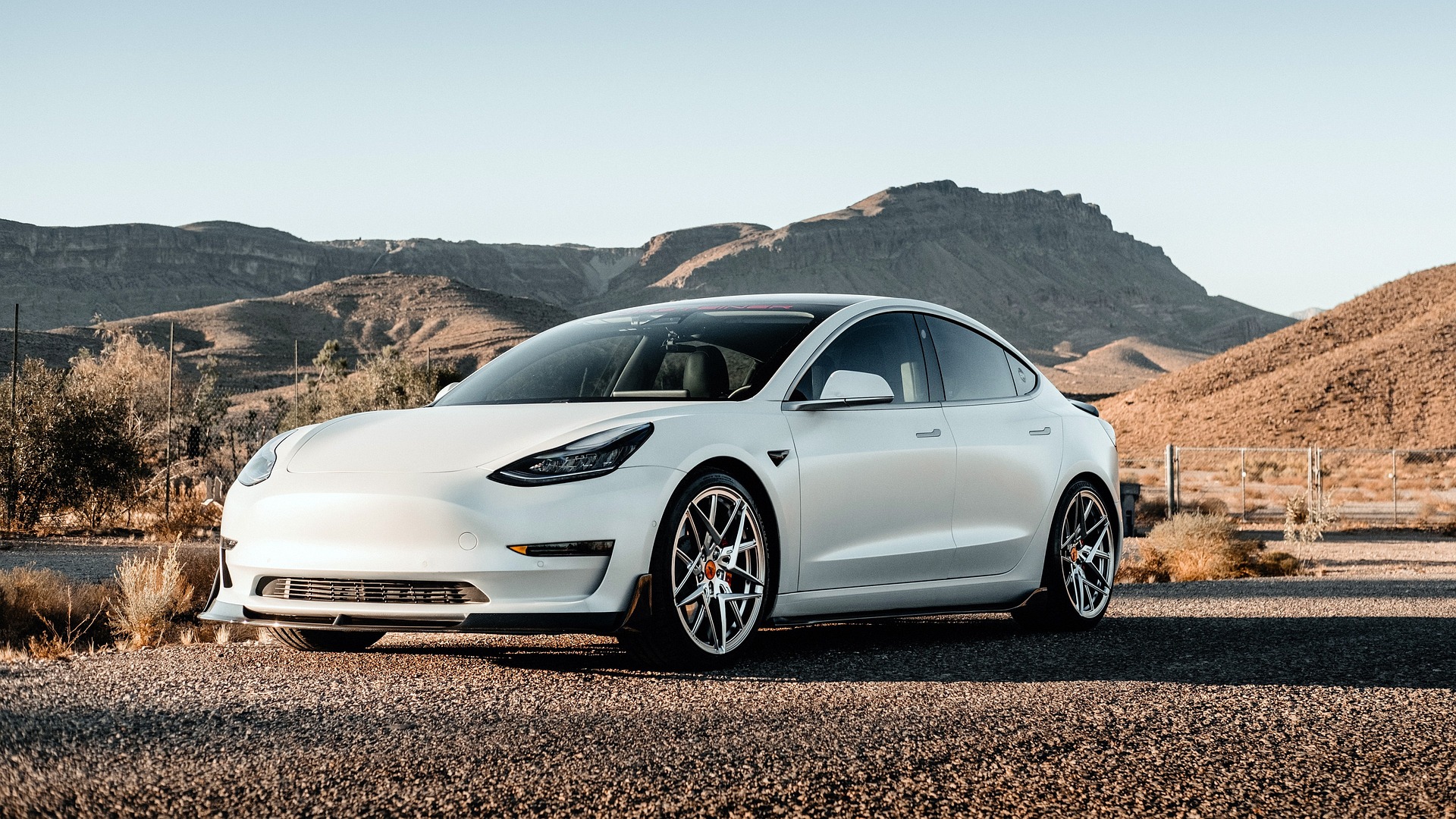 Tesla blanche à l'extérieur